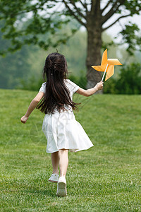 草地风车元素庭院小女孩在草地上玩耍背景