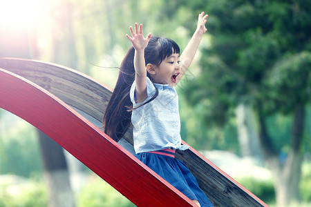 欢呼的小孩欢乐儿童小女孩滑滑梯背景