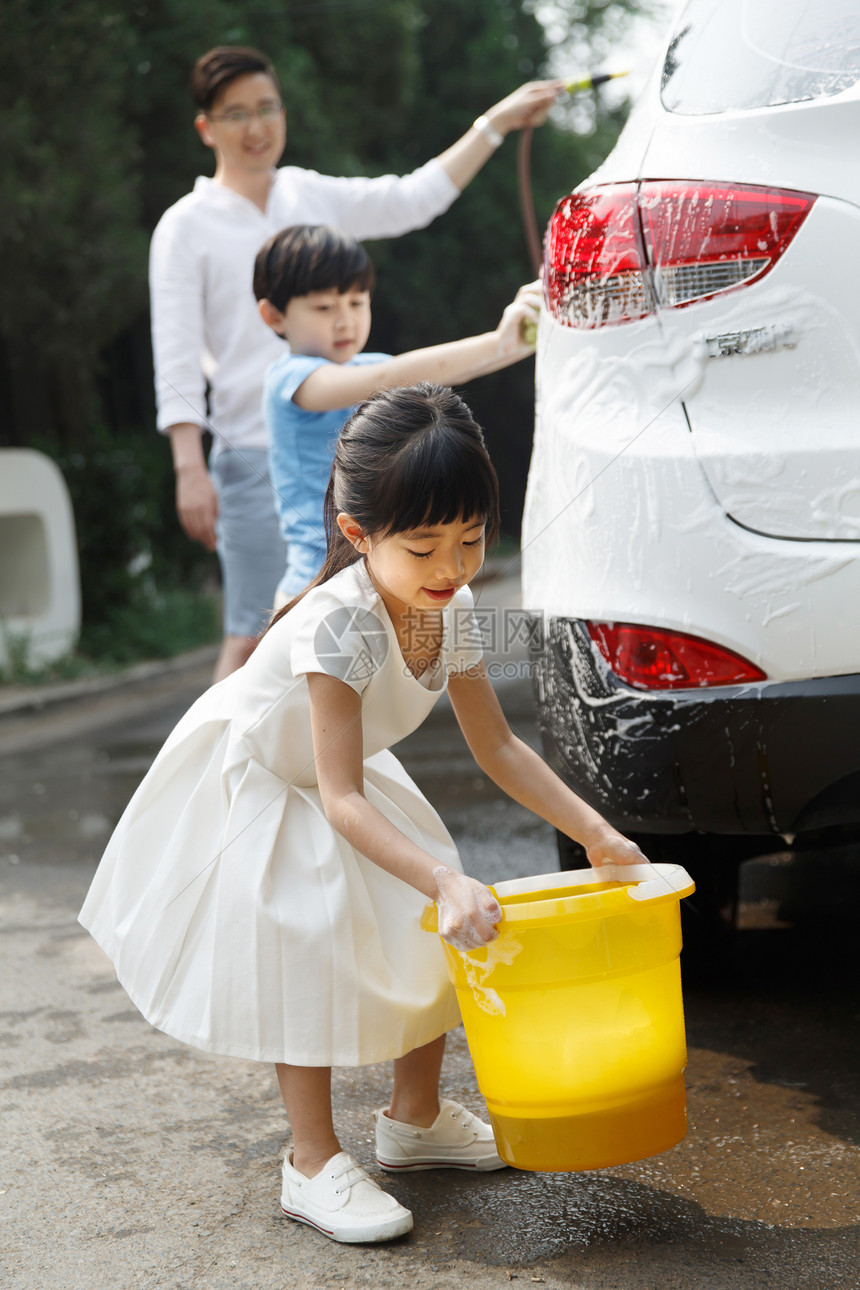 关爱幸福父女快乐家庭擦洗汽车图片