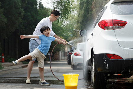 家庭洗车快乐父子擦洗汽车背景