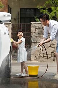 女儿休闲快乐父女擦洗汽车图片