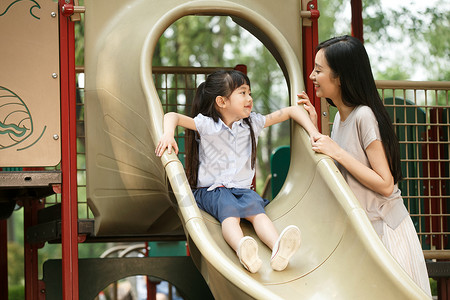 绿色母亲独生子家庭小女孩滑滑梯图片