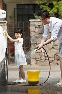 放松环境保护家庭生活快乐父女擦洗汽车图片