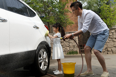 水平构图协助两个人快乐父女擦洗汽车图片