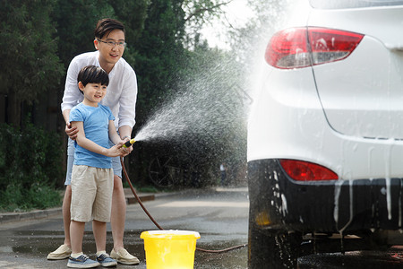 汽车保养活动快乐父子擦洗汽车背景
