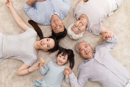男人快乐家庭躺在地上图片