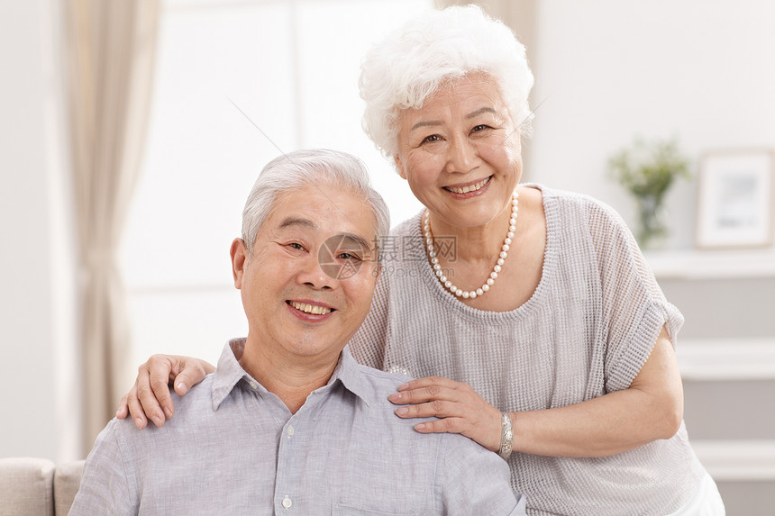 健康的幸福的老年夫妇在客厅图片