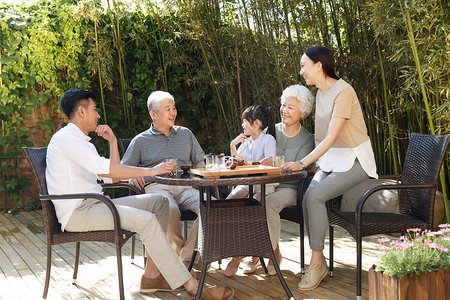 幸福家庭在院子里喝茶高清图片