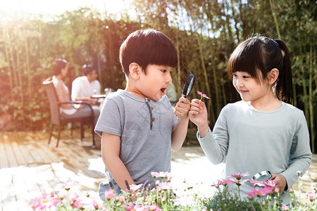 花朵小孩两个儿童在庭院里玩耍背景