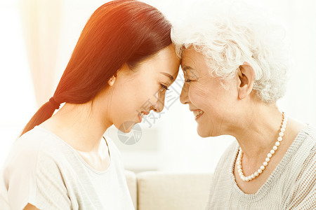 子女关爱老人老年人幸福快乐的母女背景
