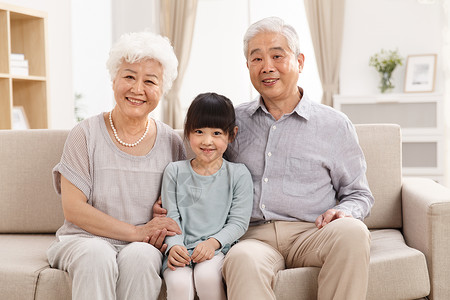 永远铭记孙女陪着祖父母在客厅背景