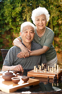 ps棋桌素材老年夫妇在院子里下棋背景