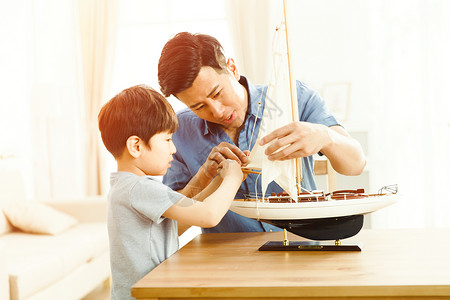 帆船模型快乐的父子在客厅玩耍背景