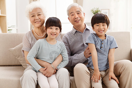 对打外国男人老年人儿童亚洲人幸福家庭在客厅合影背景