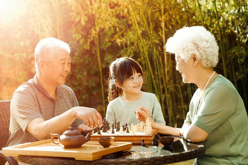 家庭休闲活动白昼老年夫妇和孙女在院子里图片