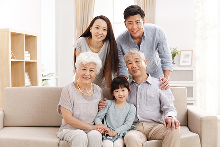 高兴的老年男人老年夫妇幸福家庭合影高清图片