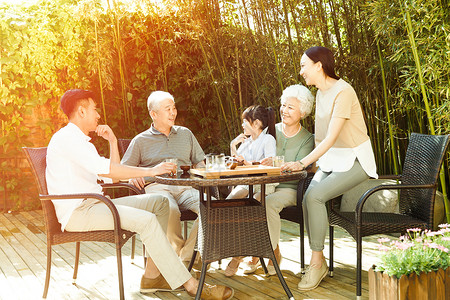 桌子户外女人幸福家庭在院子里喝茶图片