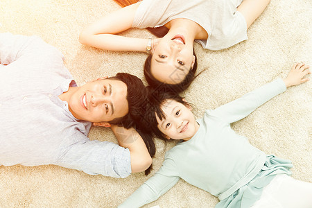 女孩高兴的亚洲人快乐家庭躺在地上图片