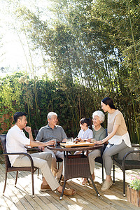 喝茶庭院幸福家庭在院子里喝茶背景
