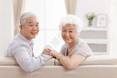 爱老节住宅内部妻子人老心不老幸福的老年夫妇在客厅背景