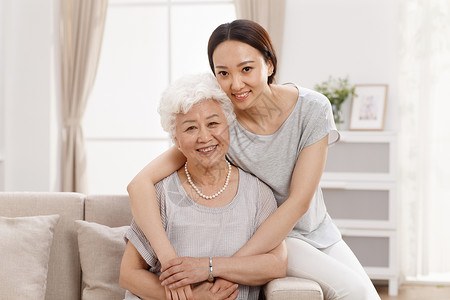 亚洲人60多岁关爱幸福快乐的母女图片