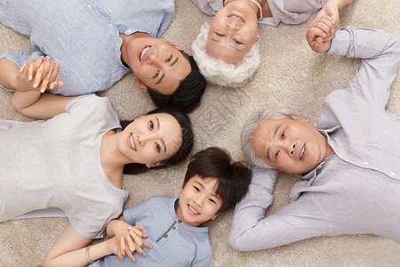 关爱三代同堂五个人快乐家庭躺在地上图片