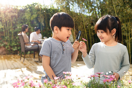小学生实验两个儿童在庭院里玩耍背景