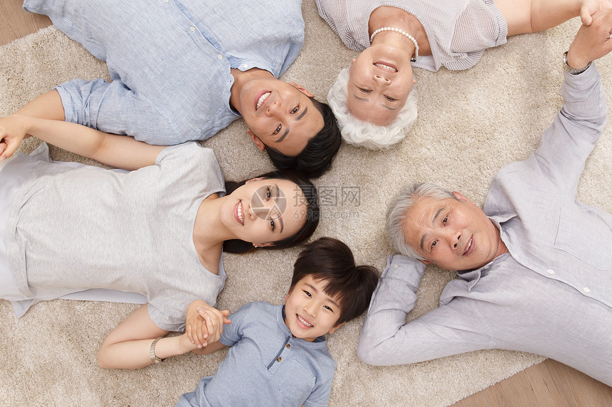家庭生活童年白昼快乐家庭躺在地上图片