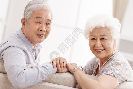 爱休闲活动摄影幸福的老年夫妇在客厅图片
