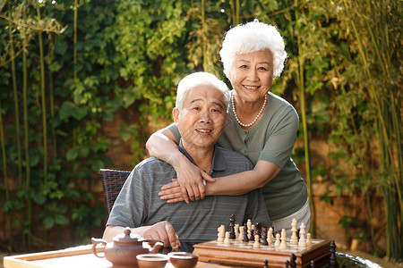 活力老人水平构图半身像老年人幸福的老年夫妇在院子里背景