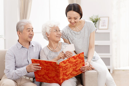 北京照片老年夫妇在看照片背景
