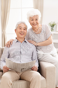 男人拍摄环境亲情幸福的老年夫妇在客厅图片