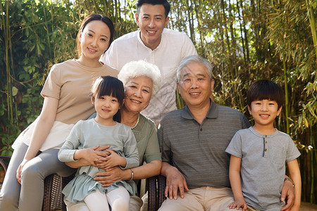 两个人喝茶幸福家庭在院子里喝茶背景