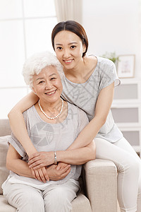 衰老和年轻20多岁衰老过程女人幸福快乐的母女背景