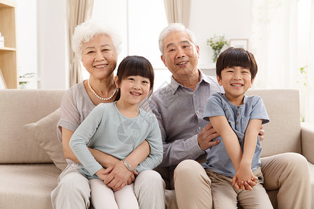 老年男人老年人坐着幸福家庭在客厅合影图片