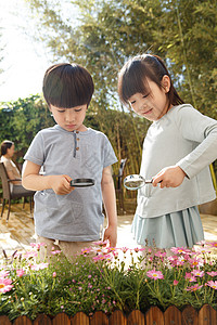 小学生实验家庭两个儿童在庭院里玩耍背景