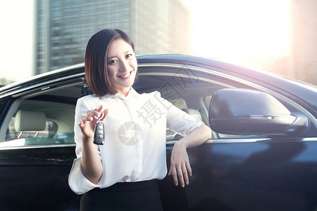 汽车销售主管青年女人开车背景