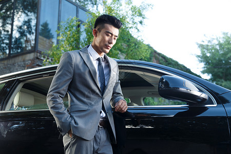 车窗控制青年男人站在汽车旁边背景