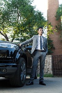 青年男人站在汽车旁边高清图片