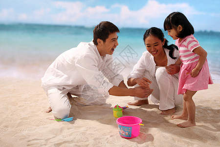 海洋家园海边玩耍的青年家庭背景