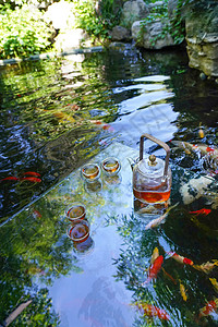 池塘边的泡茶的茶具图片