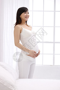 站着时尚自信幸福的孕妇图片