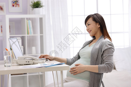 孕妇安全裤居家幸福的孕妇背景