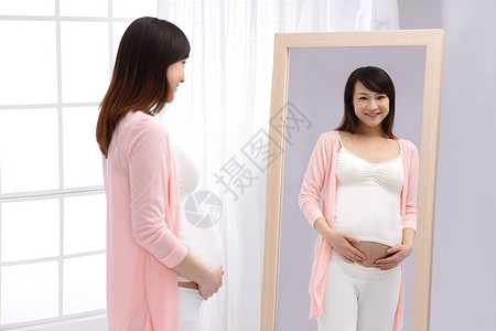 希望水平构图人孕妇照镜子图片