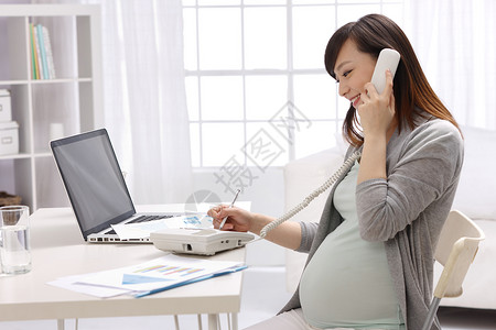 新笔孕妇居家办公打电话背景