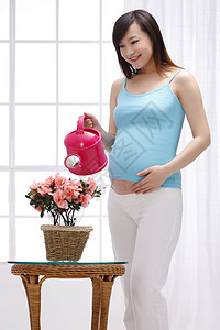 孕妇浇花图片