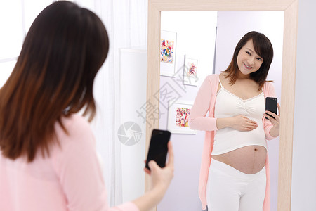 孕妇照镜子拍照图片