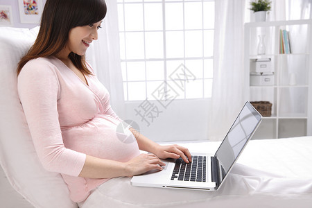 新生活关爱互联网孕妇使用笔记本电脑图片