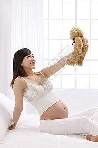 肖像东亚仅成年人孕妇拿着玩具熊图片