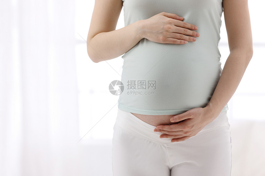 东方人时尚轻松幸福的孕妇图片
